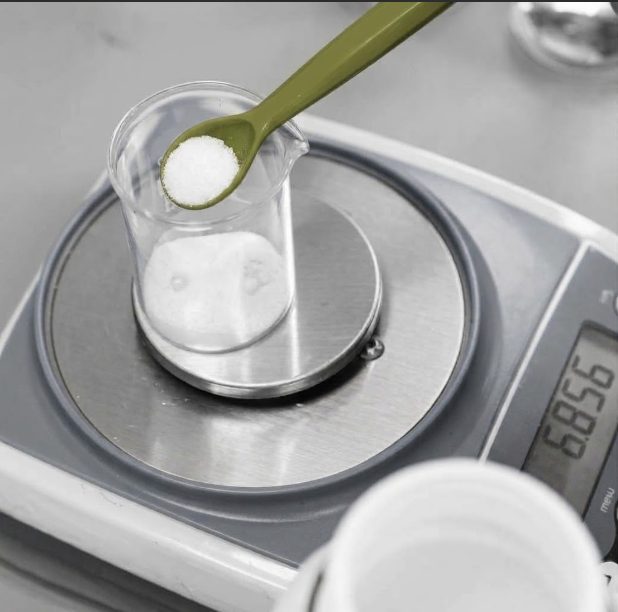 Pesaje de muestra en balanza analítica