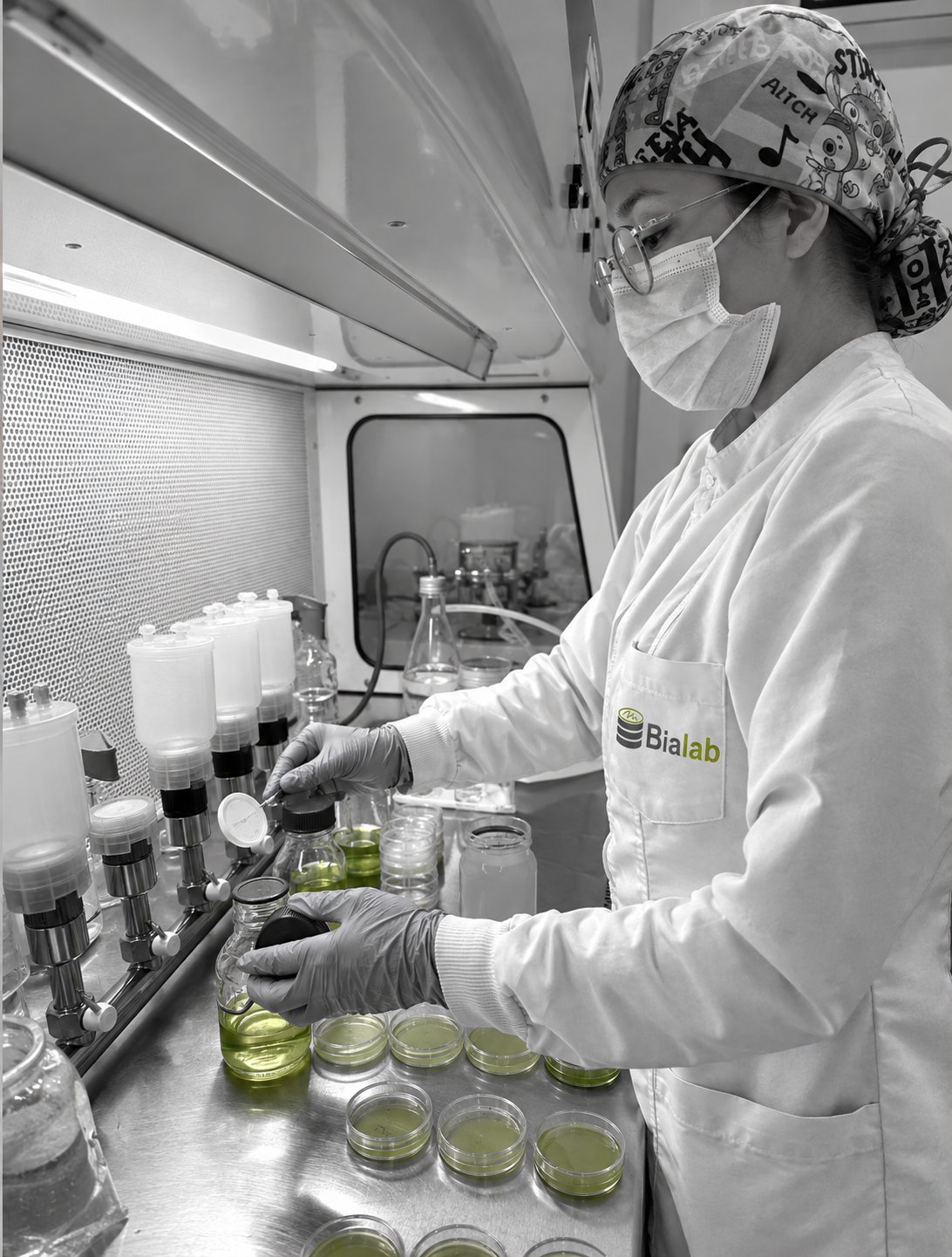 Analista de Bialab filtrando muestras en cabina de flujo laminar